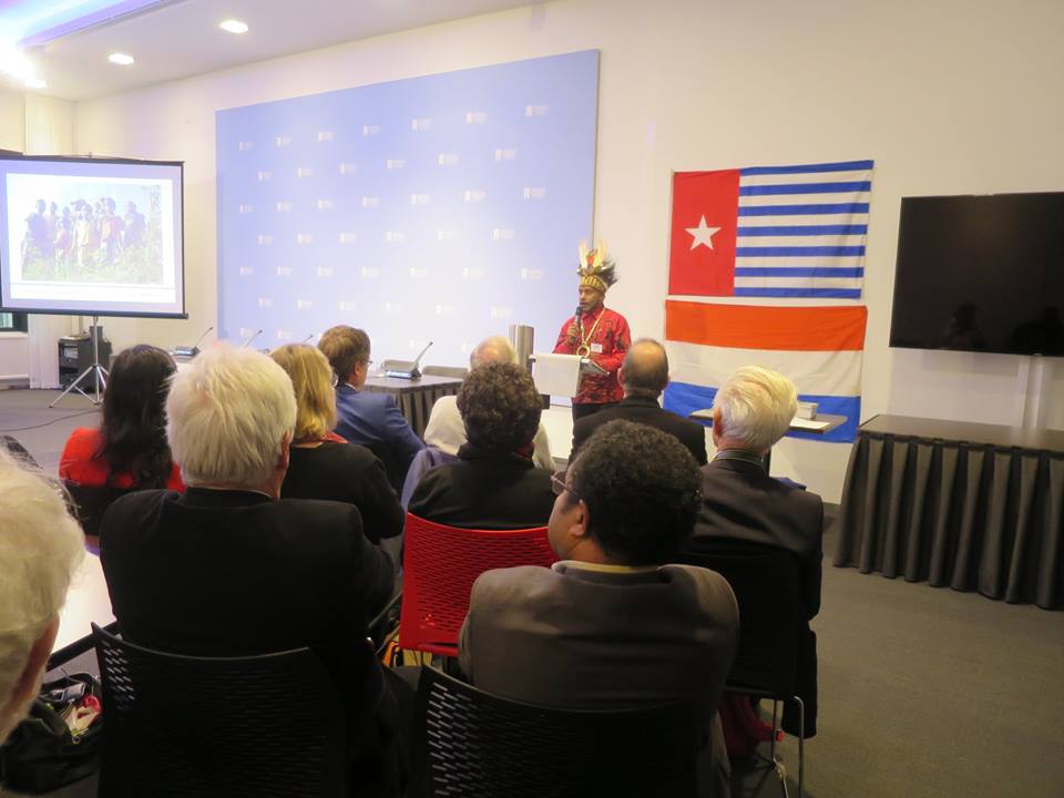Benny Wenda giving a speech to those assembled at the ILWP launching in the Netherlands